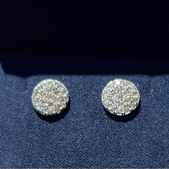 unbranded Jewelry - High quality Cubic Zirconia Sparkling Silver Crystal Stud Earrings.